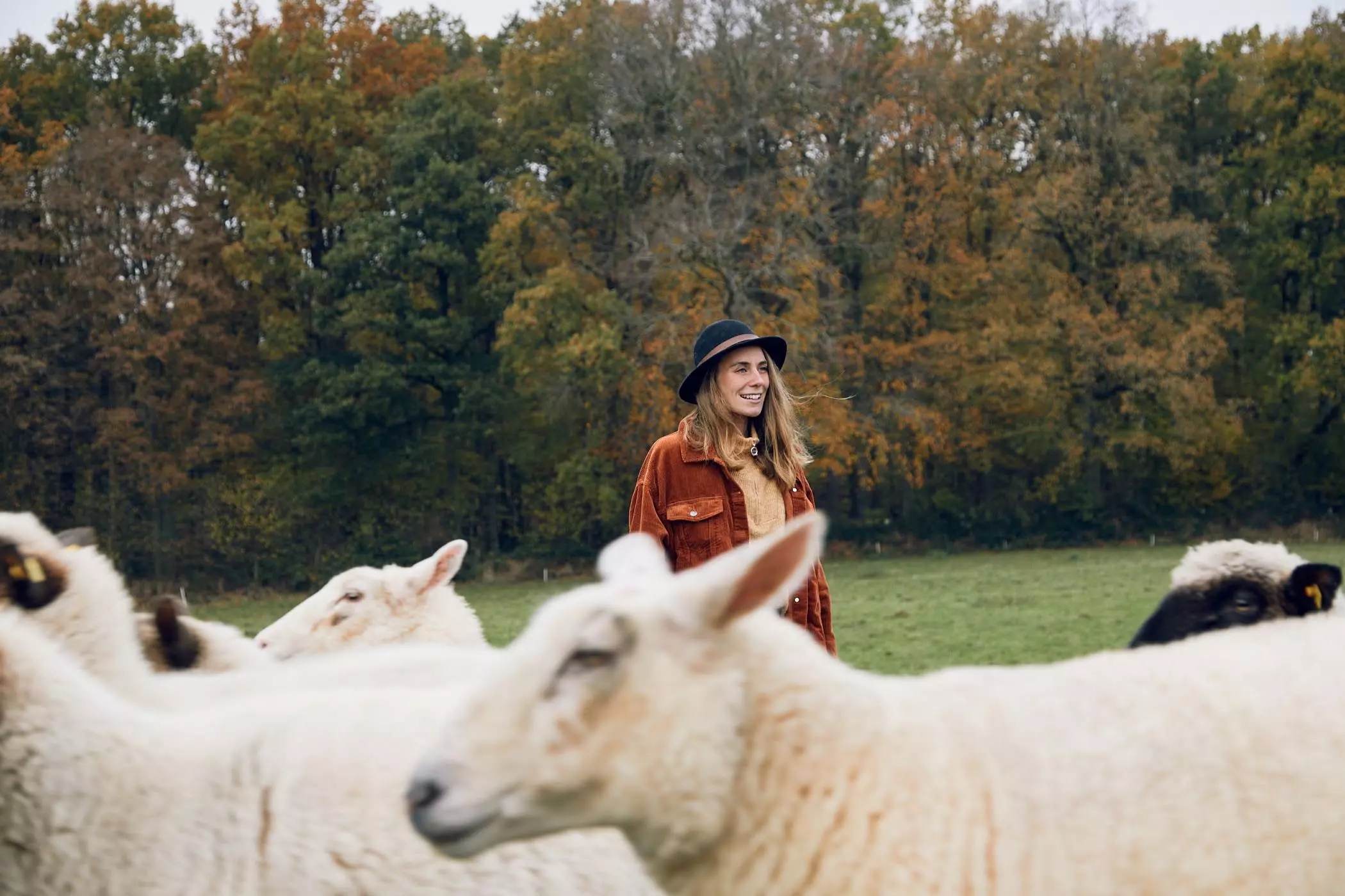 Schäferin Patricia Sachau von der "Lykke Sheepfarm" bei der Arbeit - femtastics