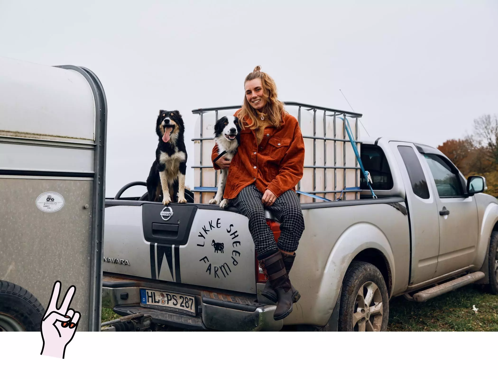Schäferin Patricia Sachau von der "Lykke Sheepfarm" sitzt mit ihren Hunden auf ihrem Truck- femtastics