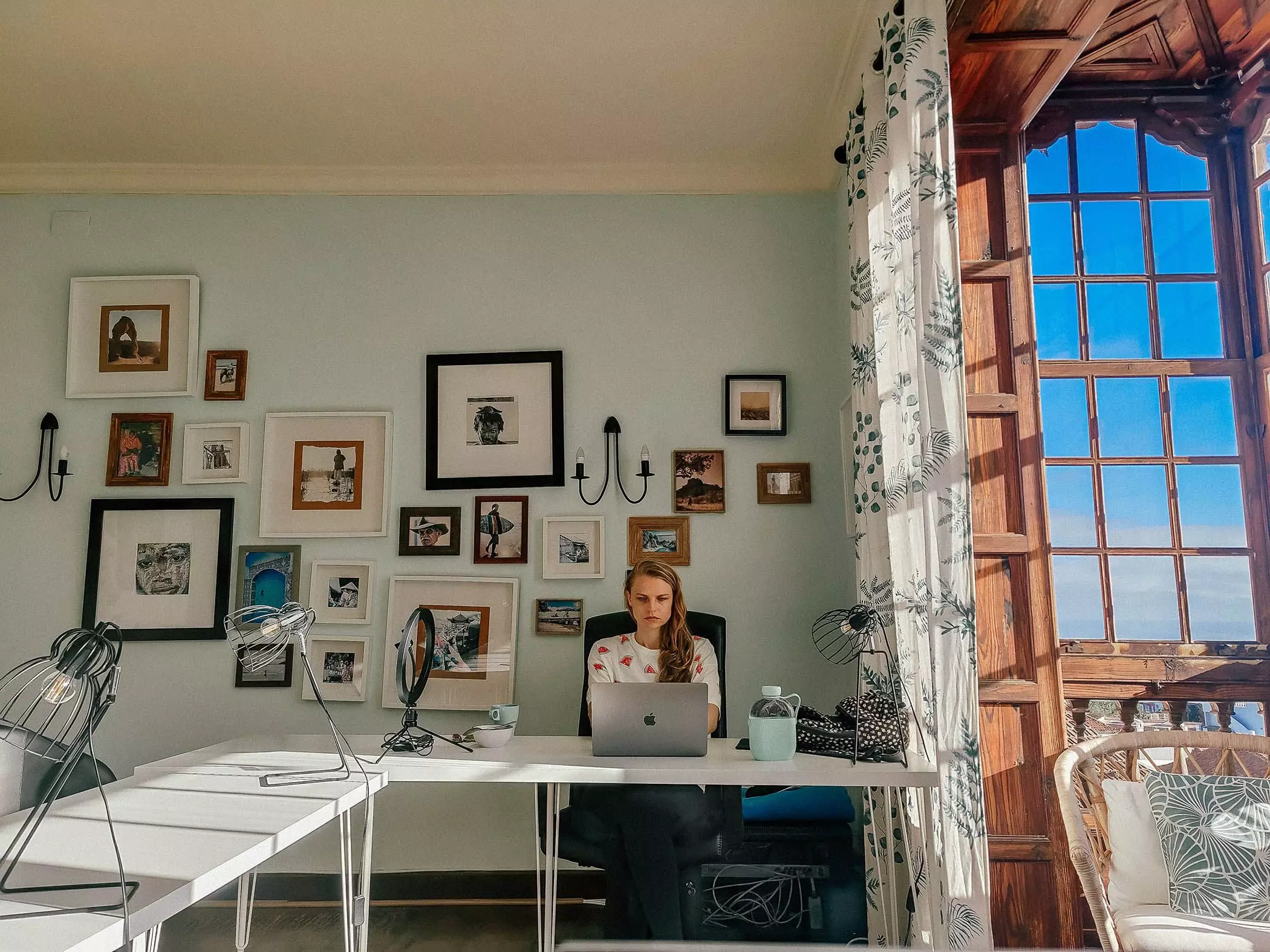 Eine Frau arbeitet am Schreibtisch im Co-Working-Space von "Nine Coliving" auf Teneriffa - femtastics