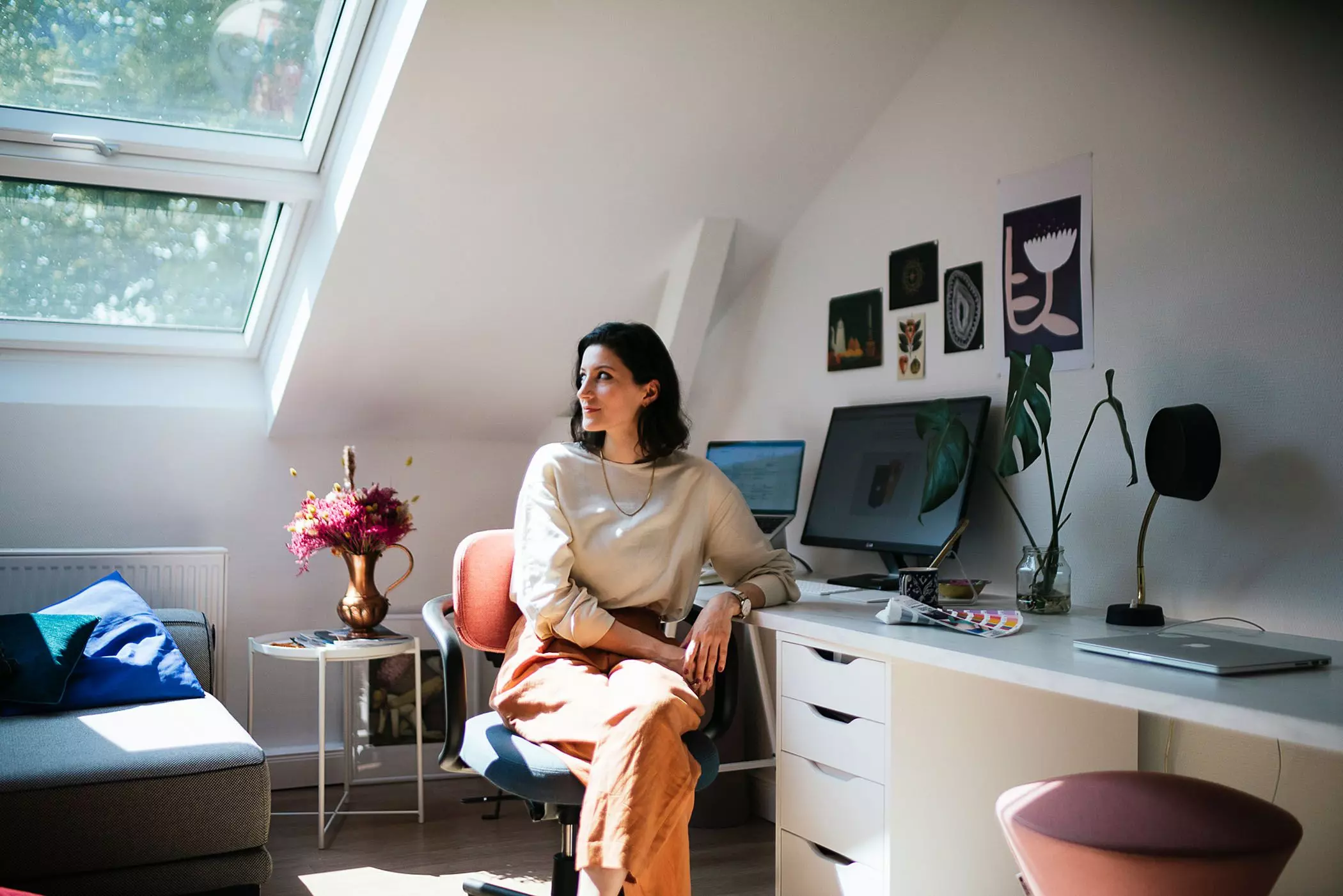 Büsra Quadir sitzt in ihrer Dachgeschosswohnung am Schreibtisch - femtastics