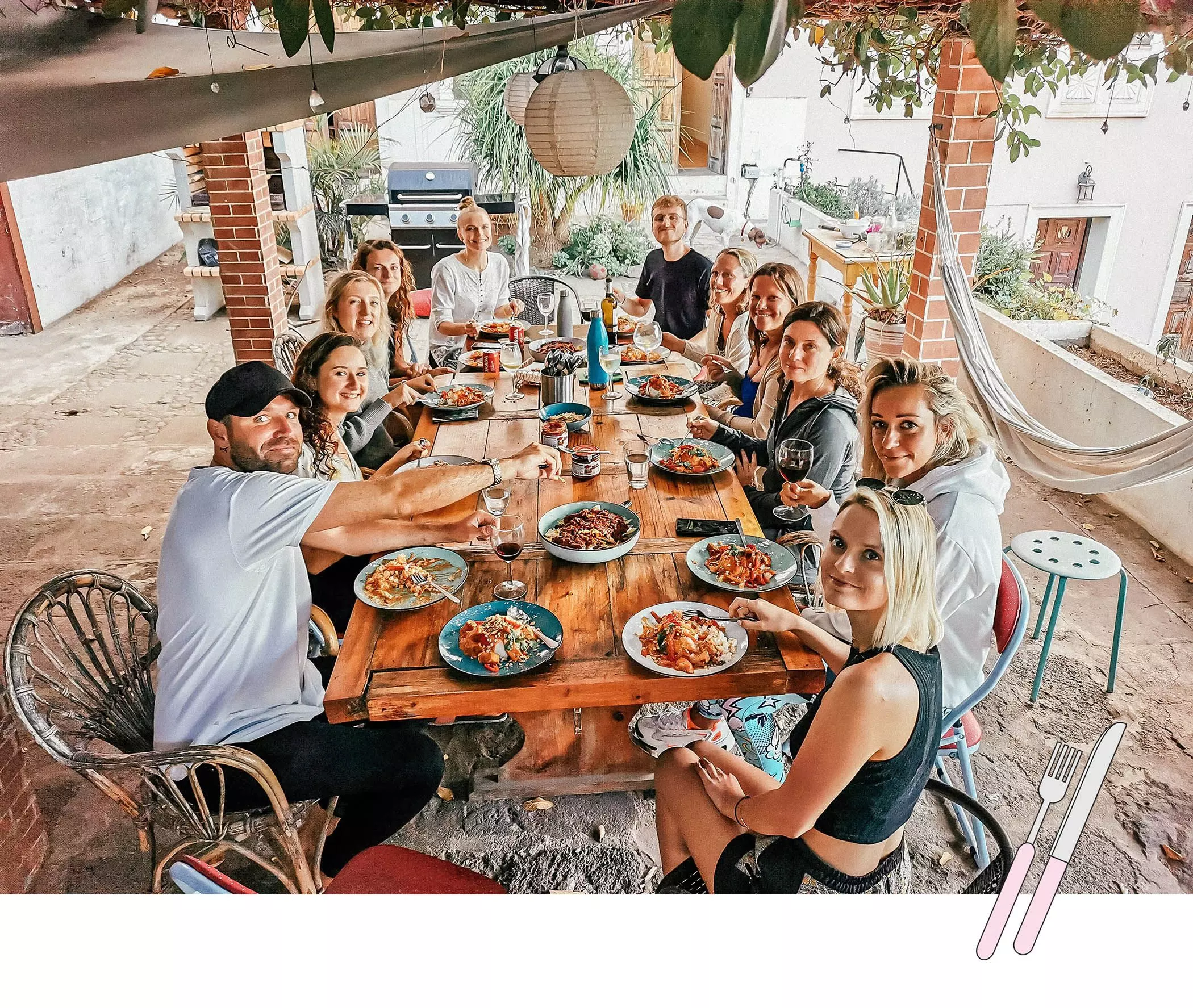 Gruppe mein gemeinsamen Mittagessen auf der Terrasse des "Nine Coliving" auf Teneriffa - femtastics