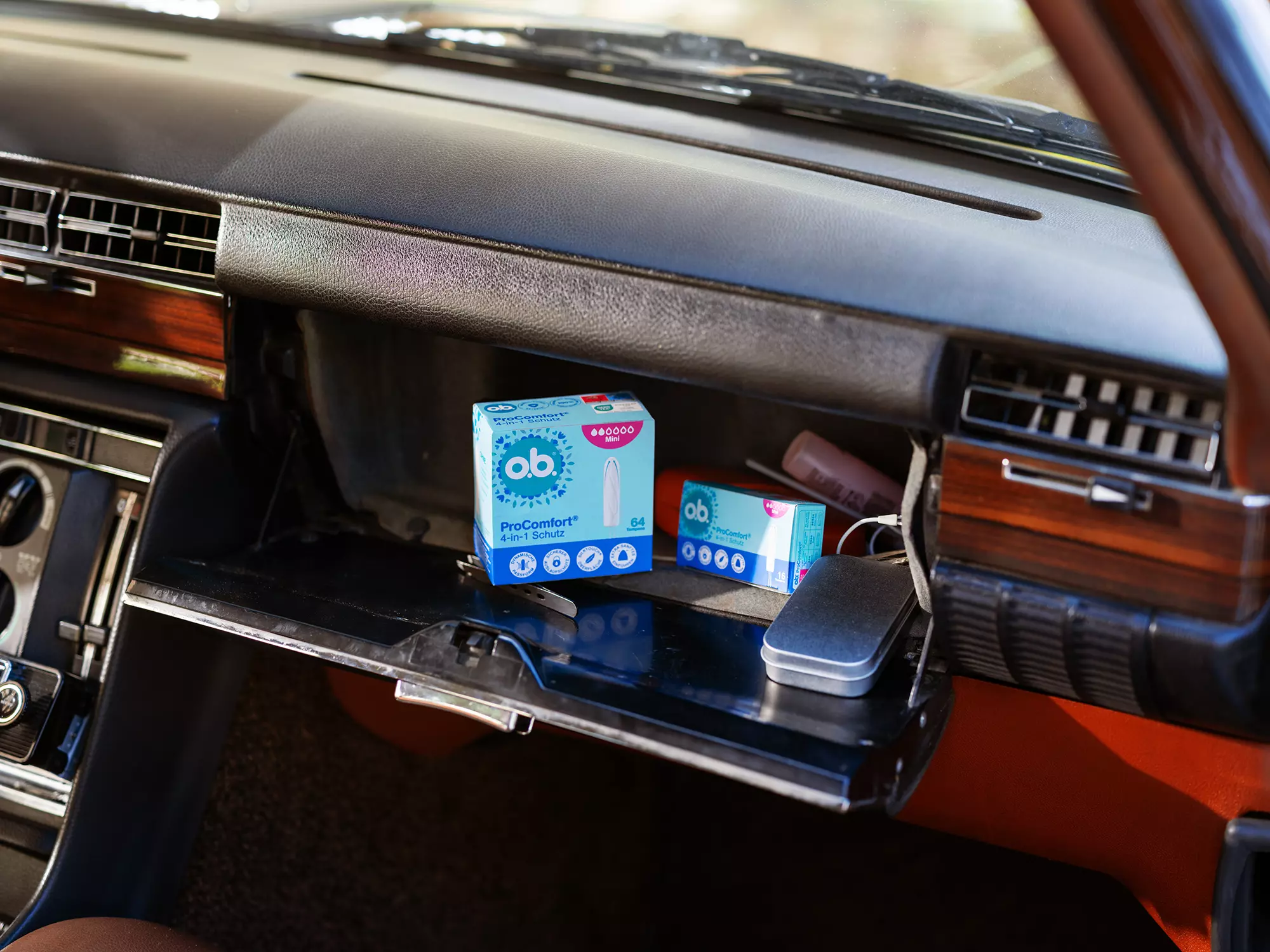"o.b." Tampons in einem Handschuhfach