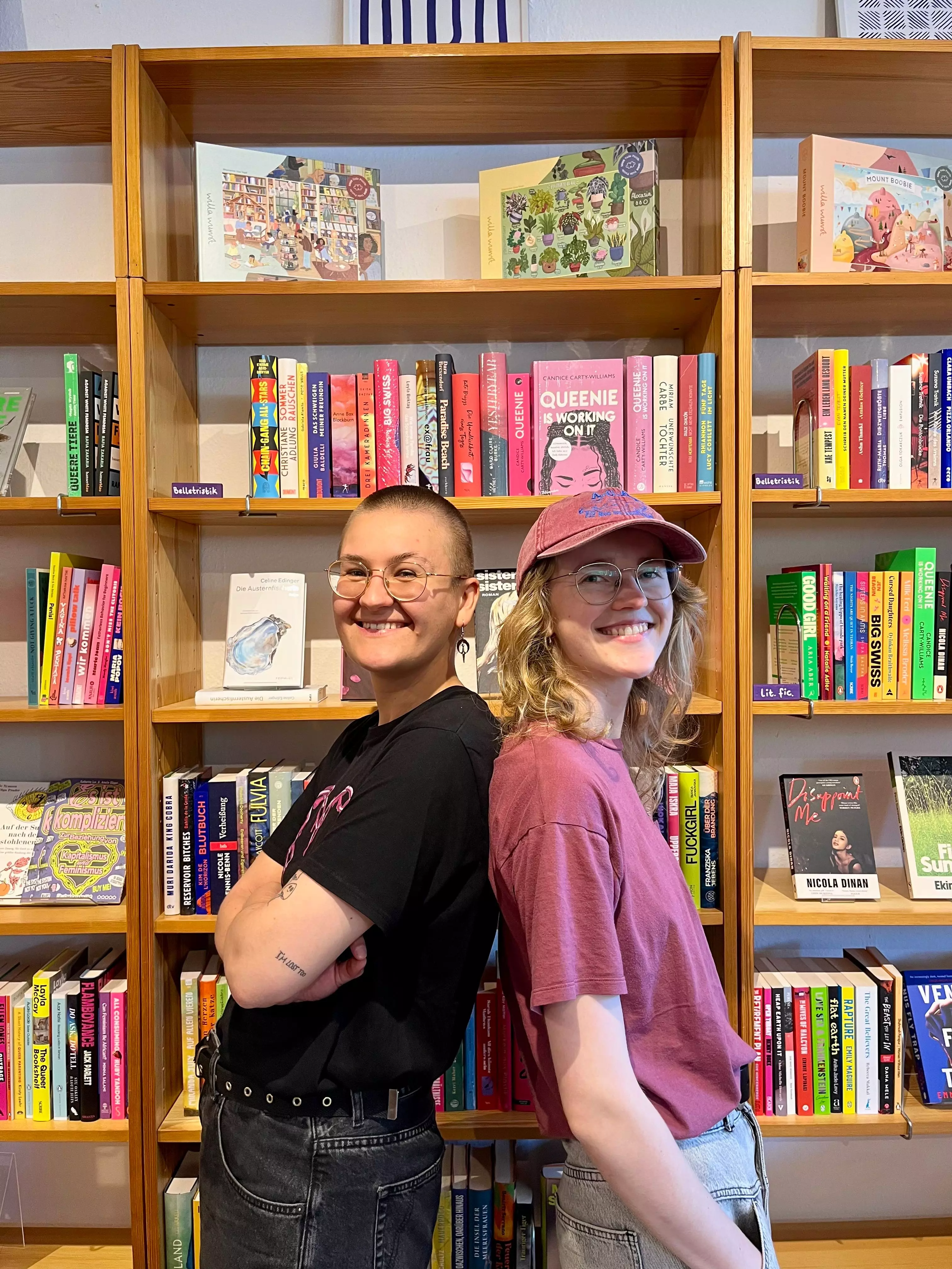 Das Perspektiven-Team: Amelie und Janne posieren vor einem Buecherregal.