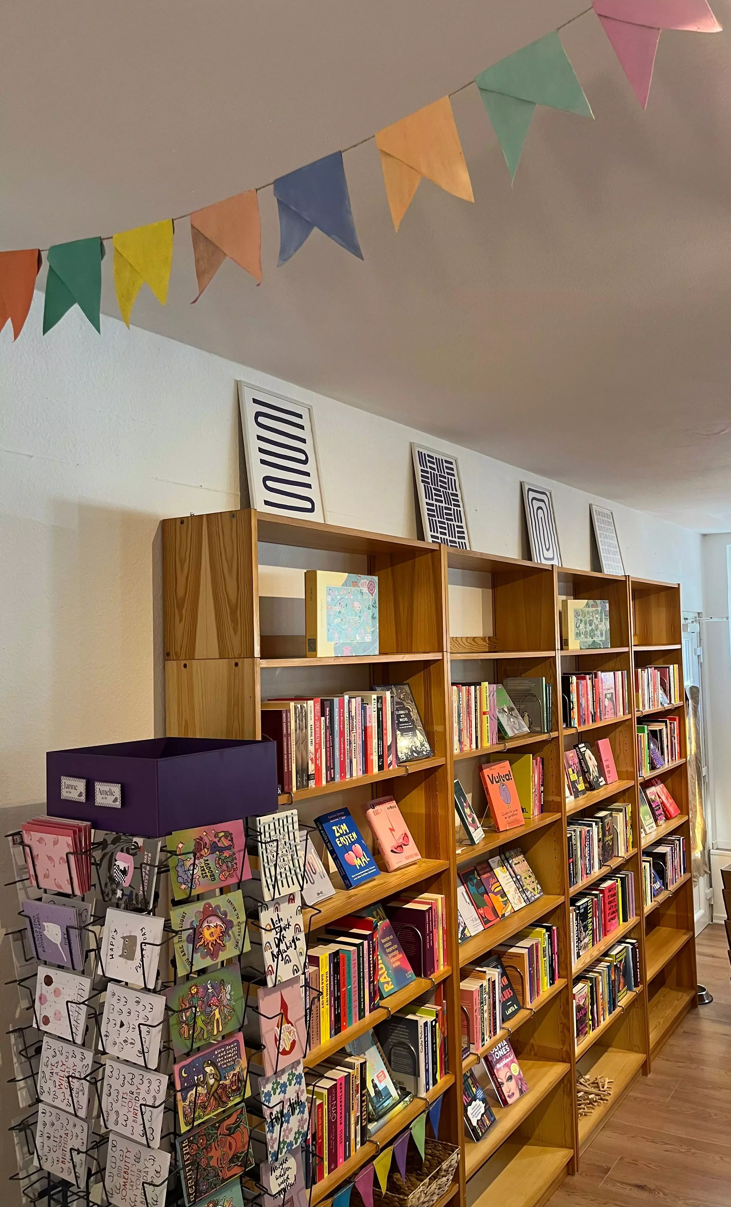 Innenansicht des queerfeministischen Buchladens Perspektiven in Hamburg mit Buecherregalen.