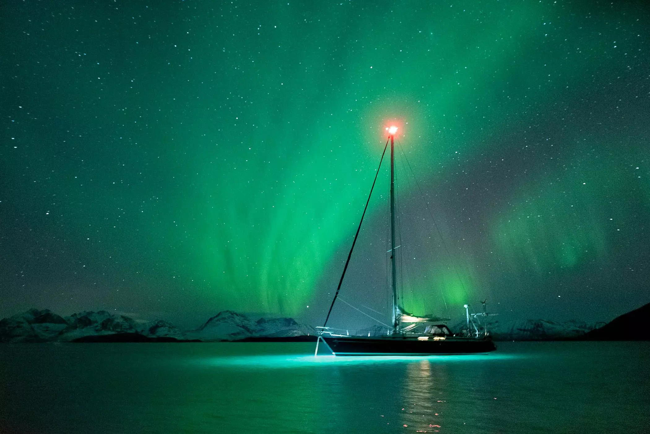 Segelboot unter Polarlichtern - femtastics