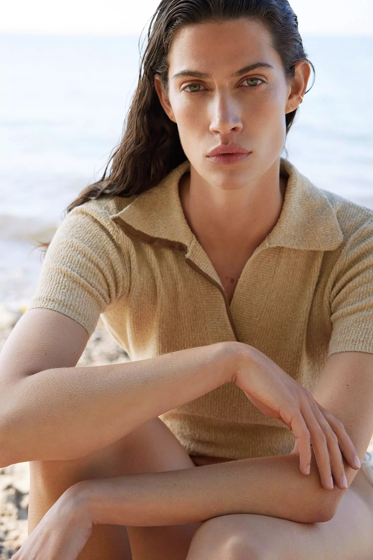 Frau an Strand mit Skoud Cosmetics