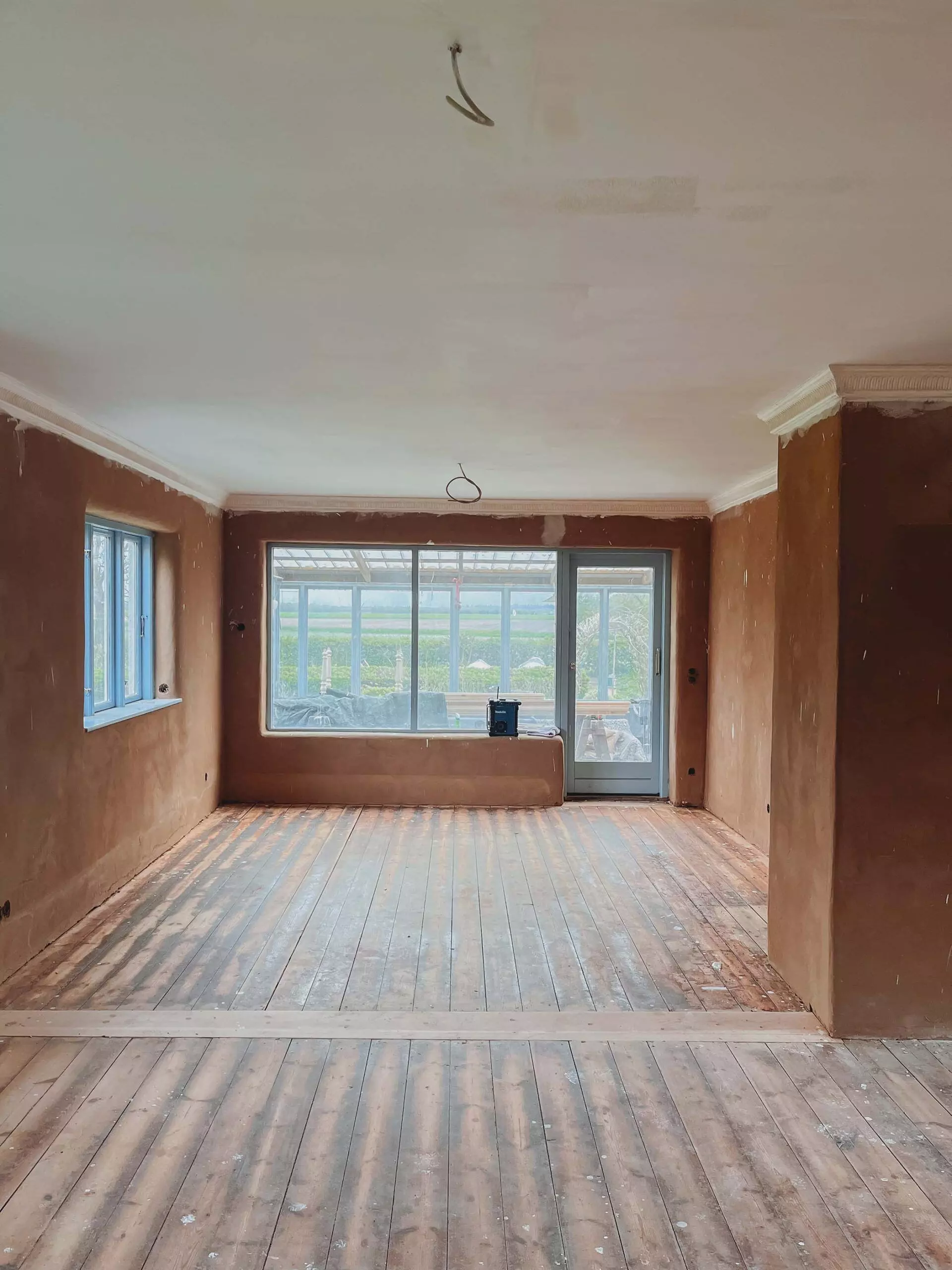 Renovierung der Dielen, Stuckleisten und Wände im zukünftigen Wohnzimmer - femtastics