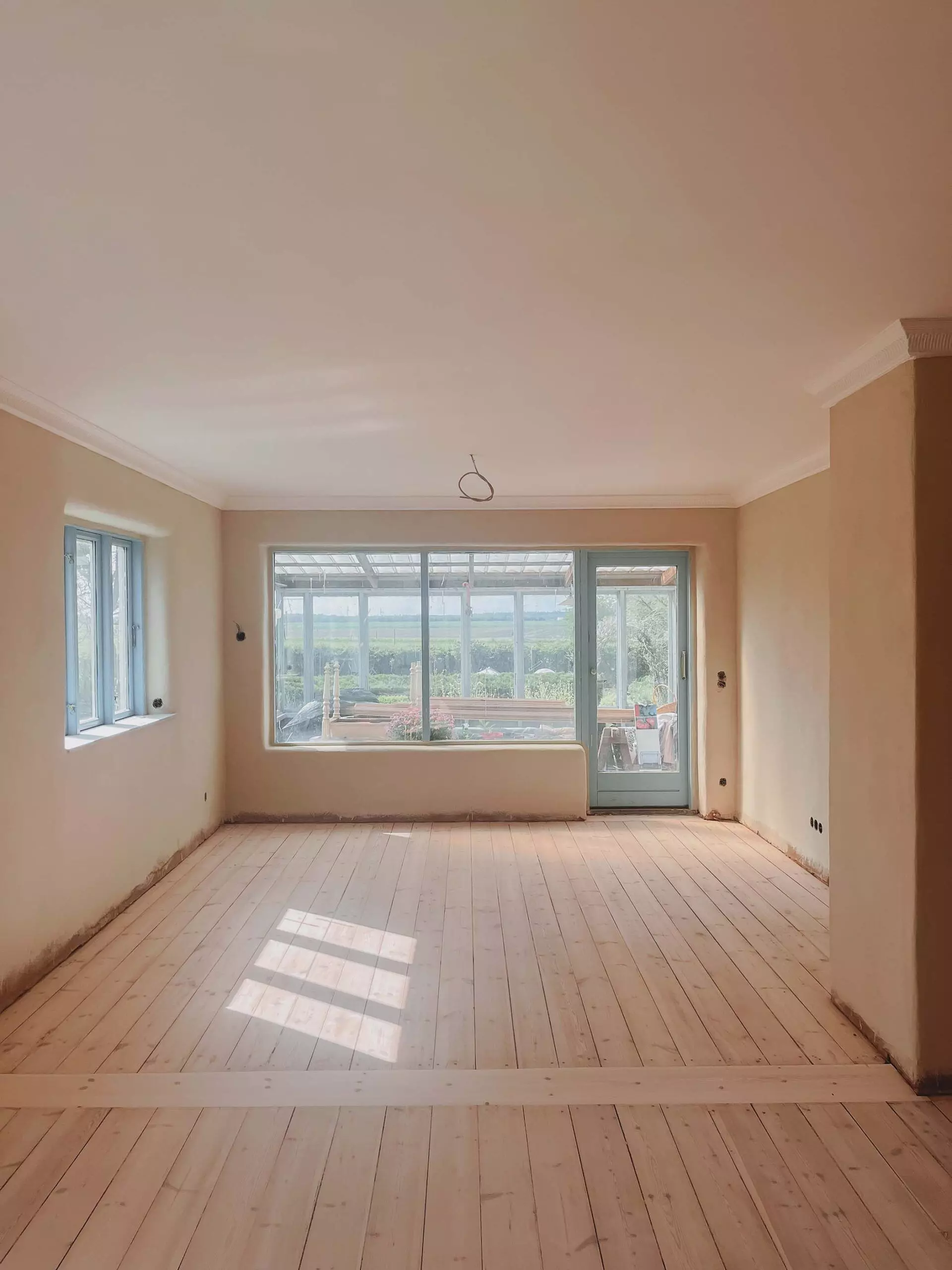 Abgeschliffene Dielen und neu verputzte Wände im Wohnzimmer - femtastics