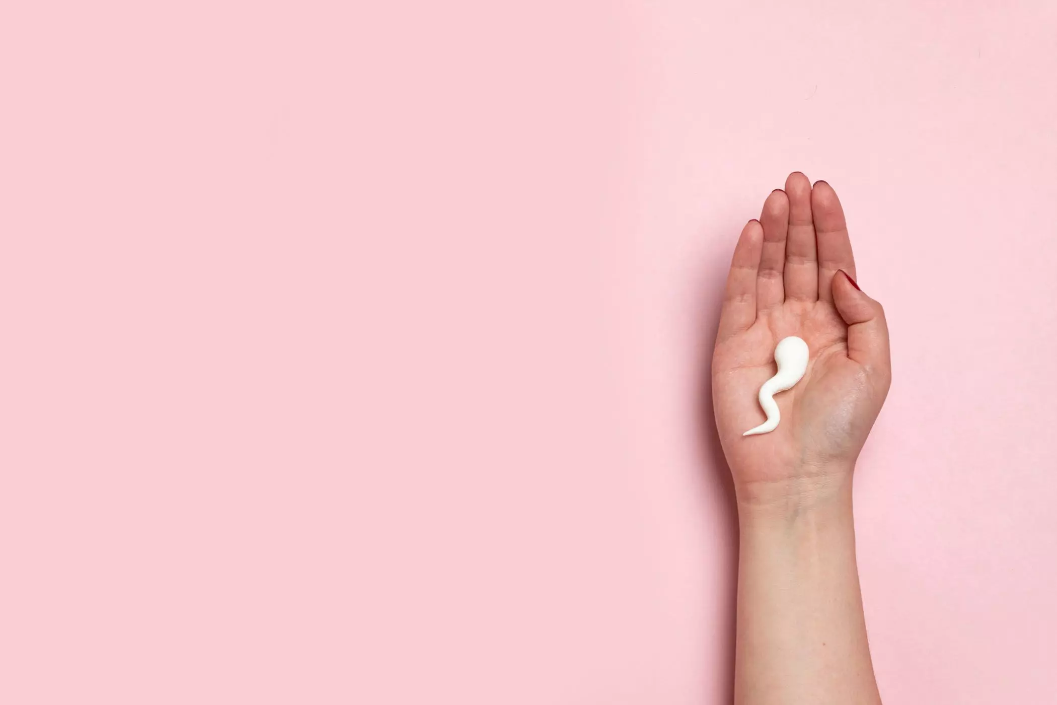 Stilisiertes Spermium auf der Hand einer Frau - femtastics