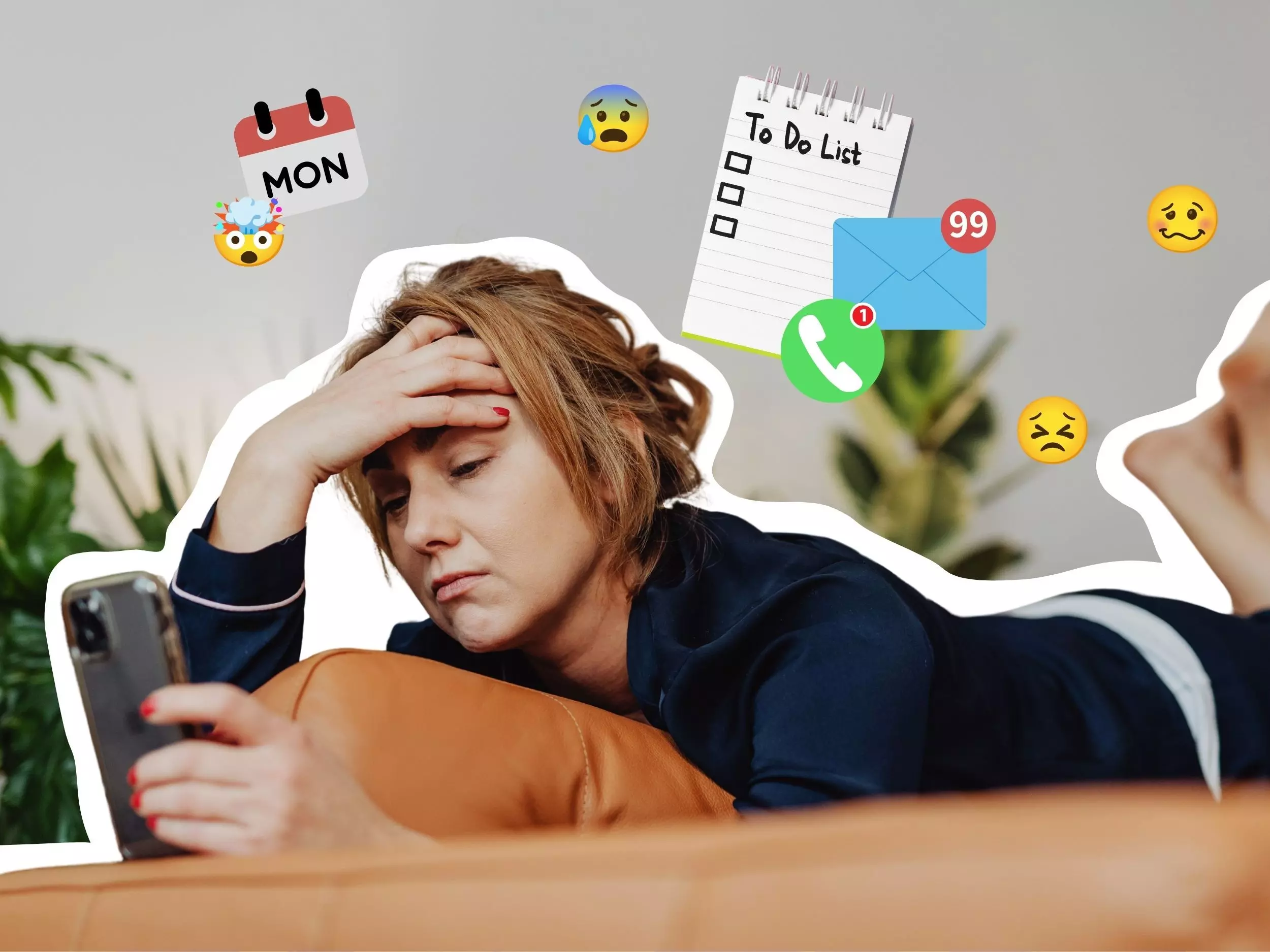 Eine Frau liegt auf dem Sofa und checkt gestresst ihr Handy – so geht es Menschen, wenn sie am Sonntagabend an die kommende Woche denken.