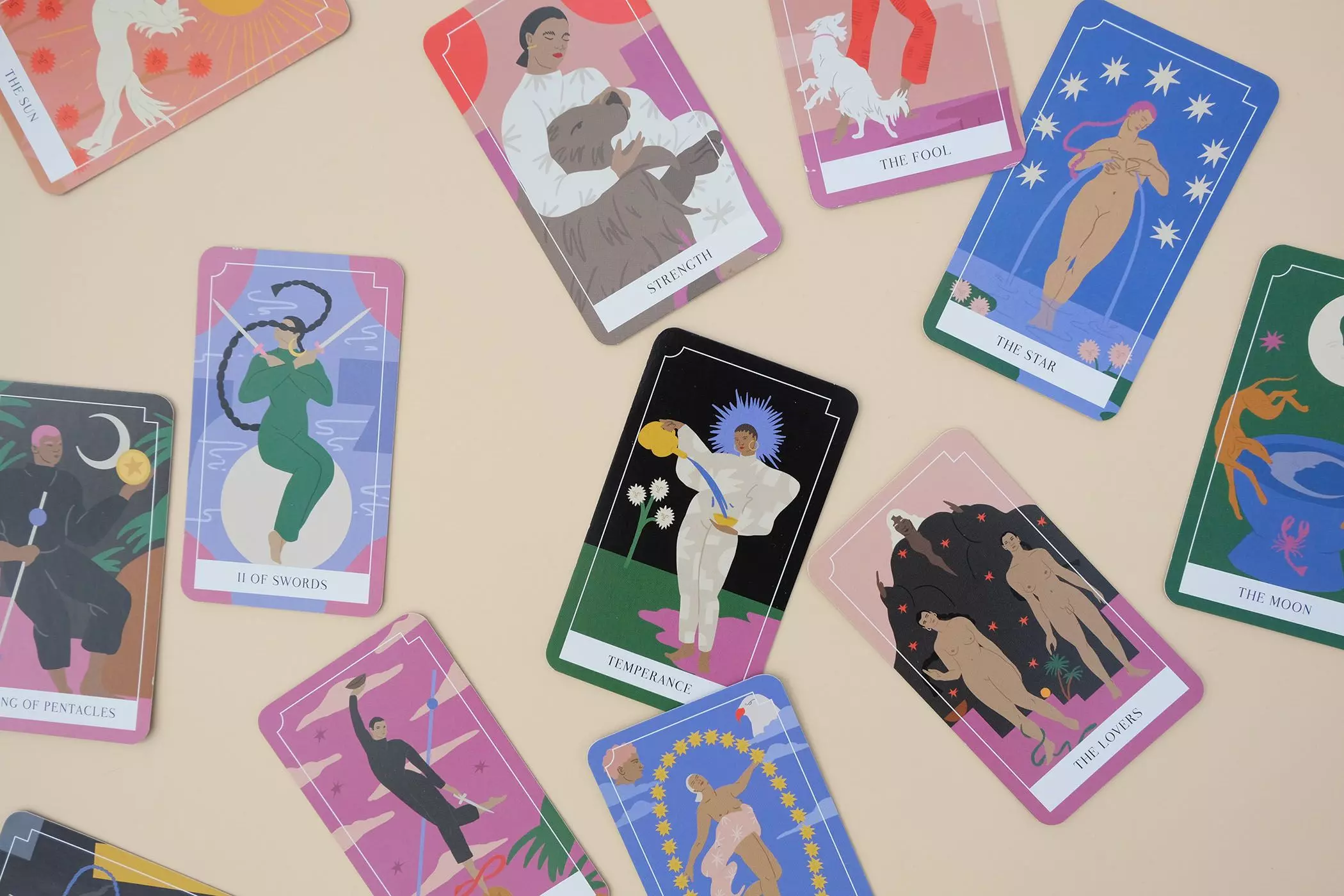 Verschiedene Tarotkarten liegen auf dem Tisch - femtastics