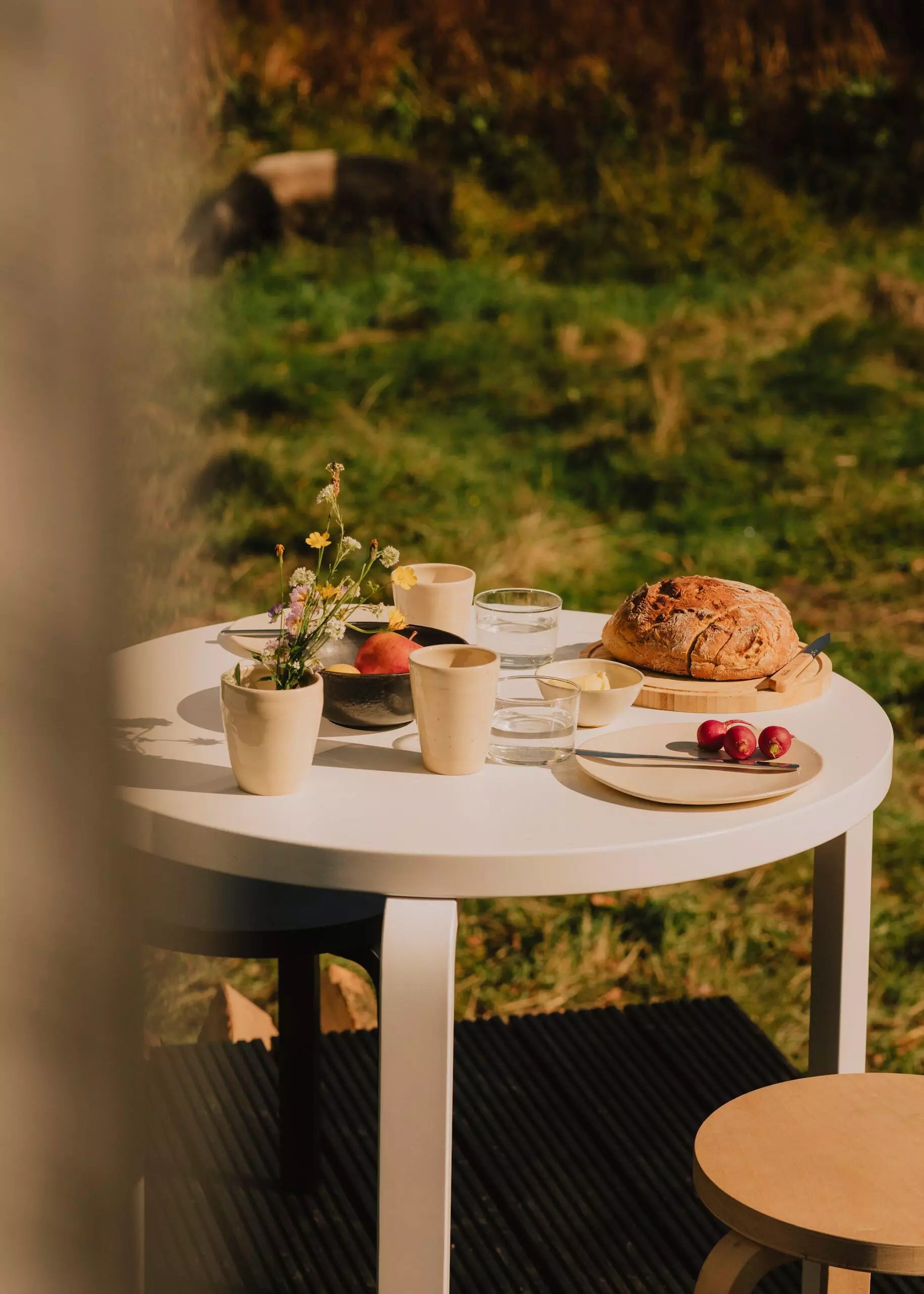 Brotzeit in der Sonne - Der gedeckte Frühstückstisch in der Sonne - femtastics
