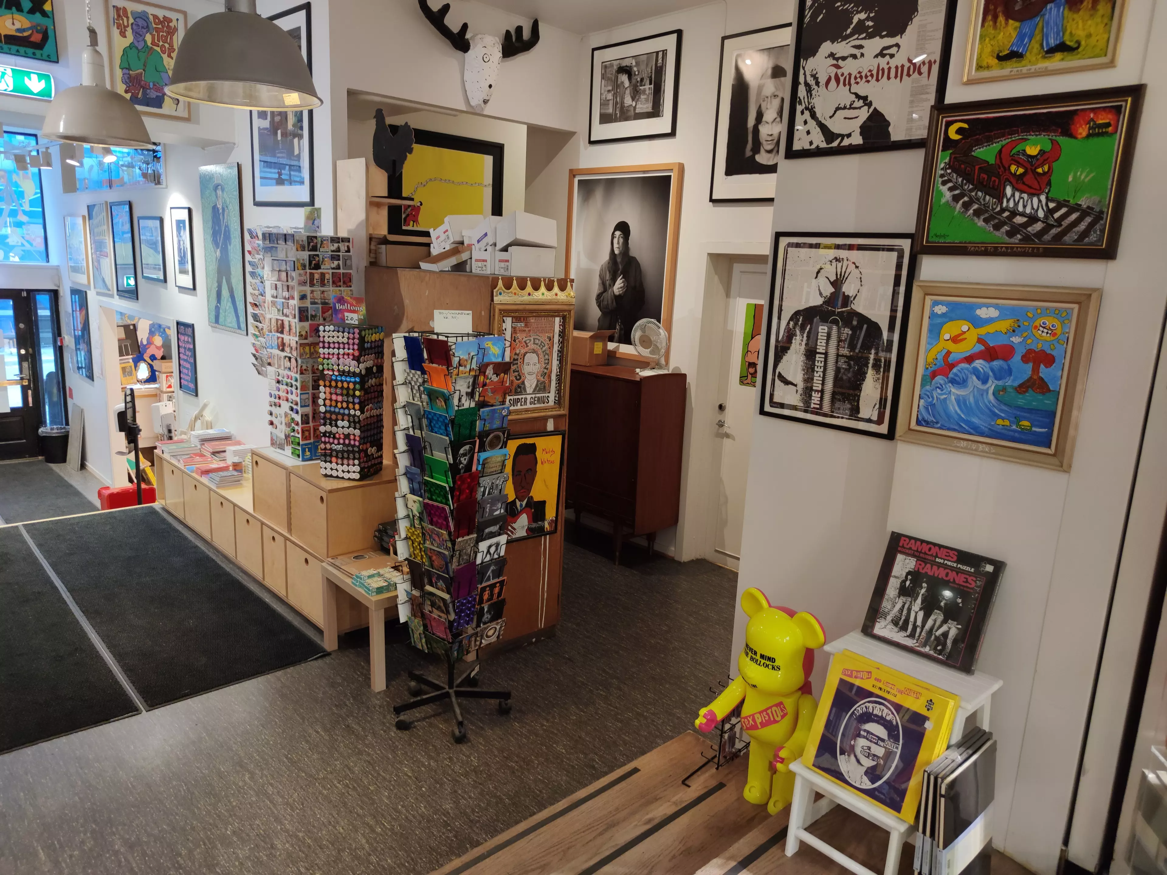 Tronsmo Books und Comics in Oslo: grossformatige Prints lassen den Buchladen fast wie eine Galerie wirken.