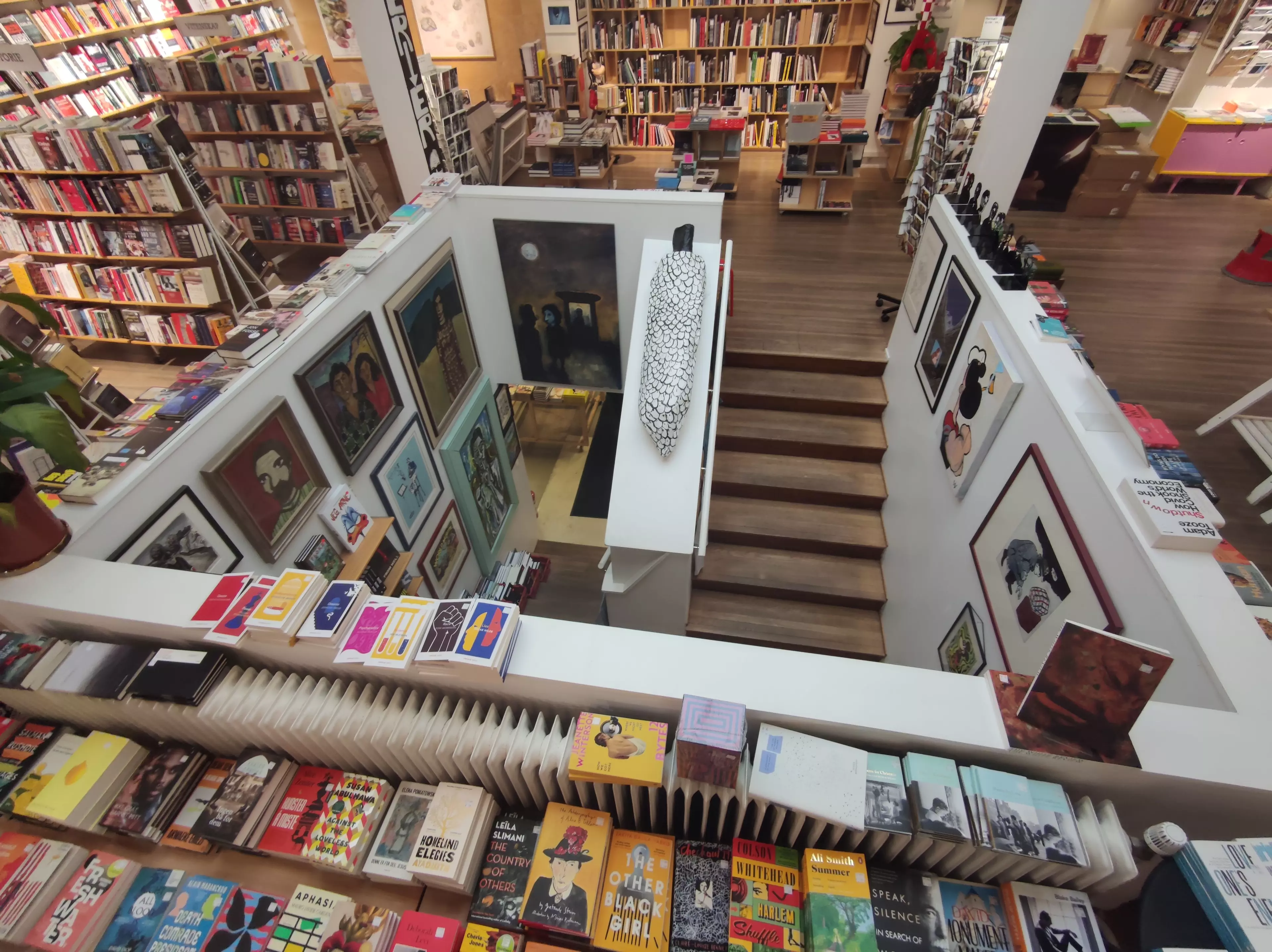 Treppenhaus voller Buecher bei Tronsmo Books und Comics: seit 1973 die queerfeministische Alternative zur Buchhandlungskette in Oslo