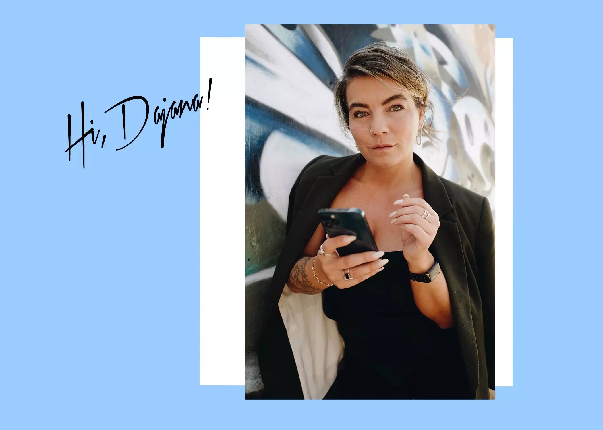 Dajana Eder,Co-Founder der „Women* in Blockchain“, mit ihrem Smartphone - femtastics