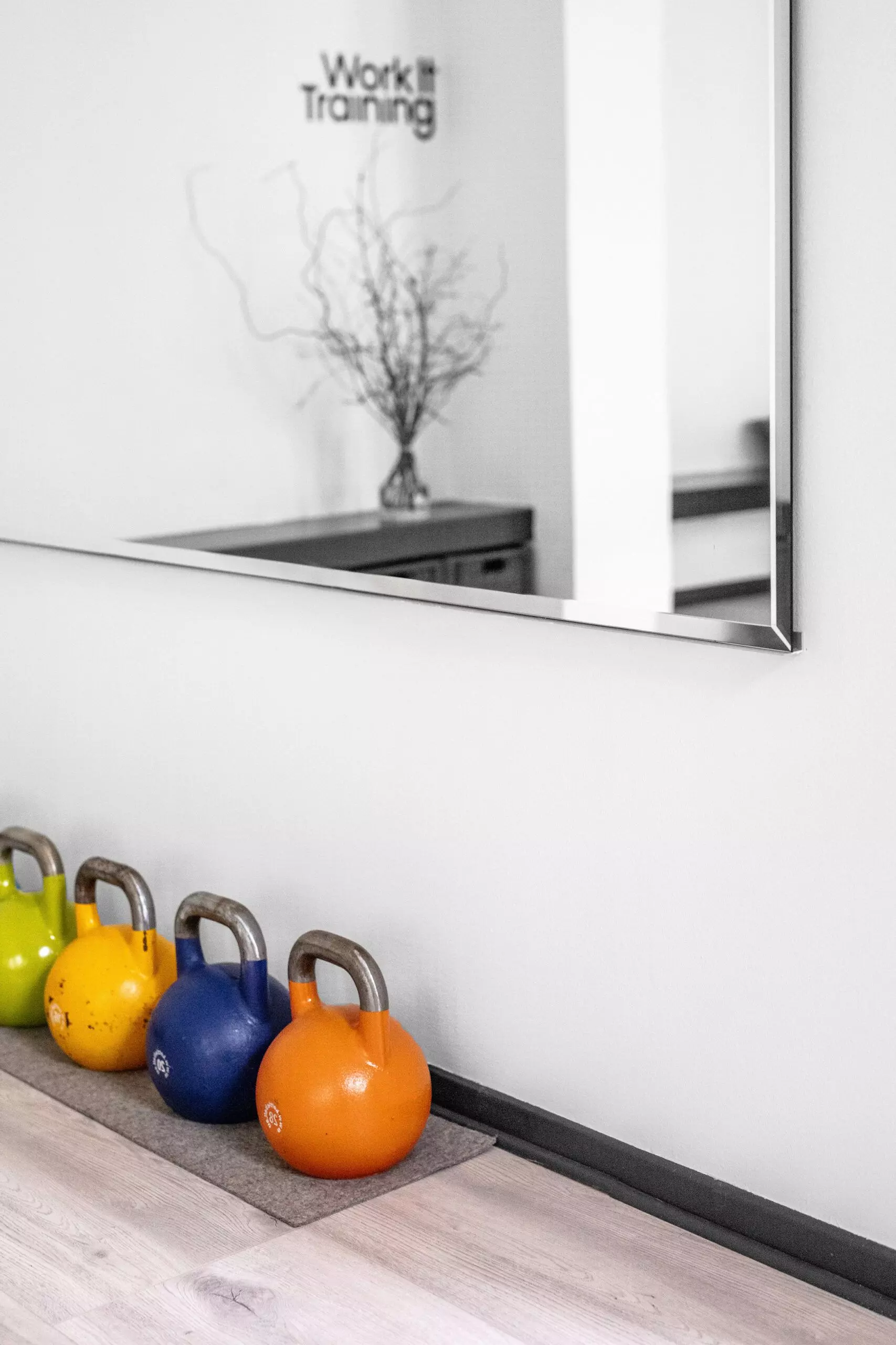 Bunte Hanteln im Fitnessstudio "Work it Training" in Hamburg - femtastics
