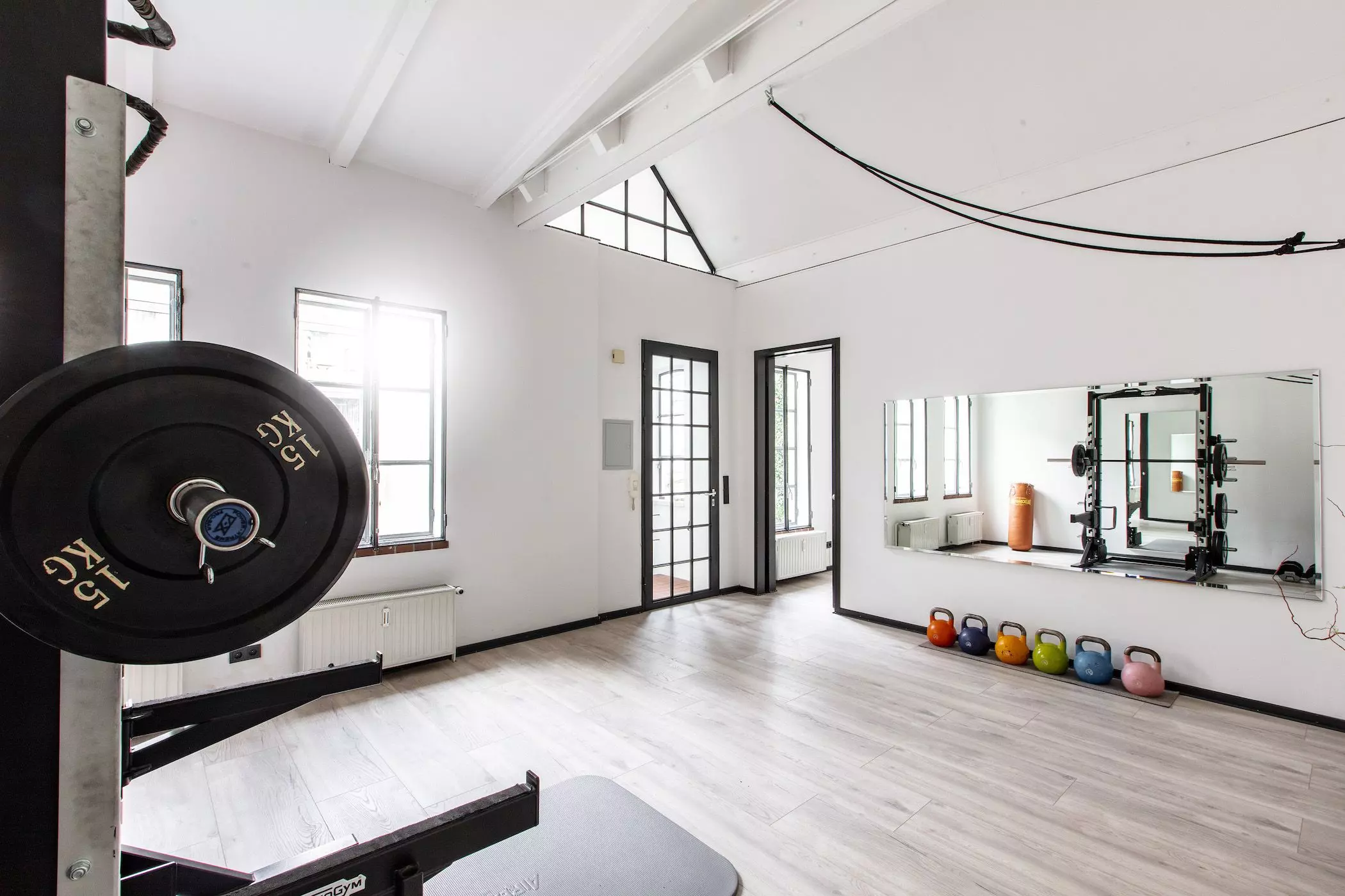 Lichtdurchflutete Räume des Fitnessstudios "Work it Training" in Hamburg - femtastics