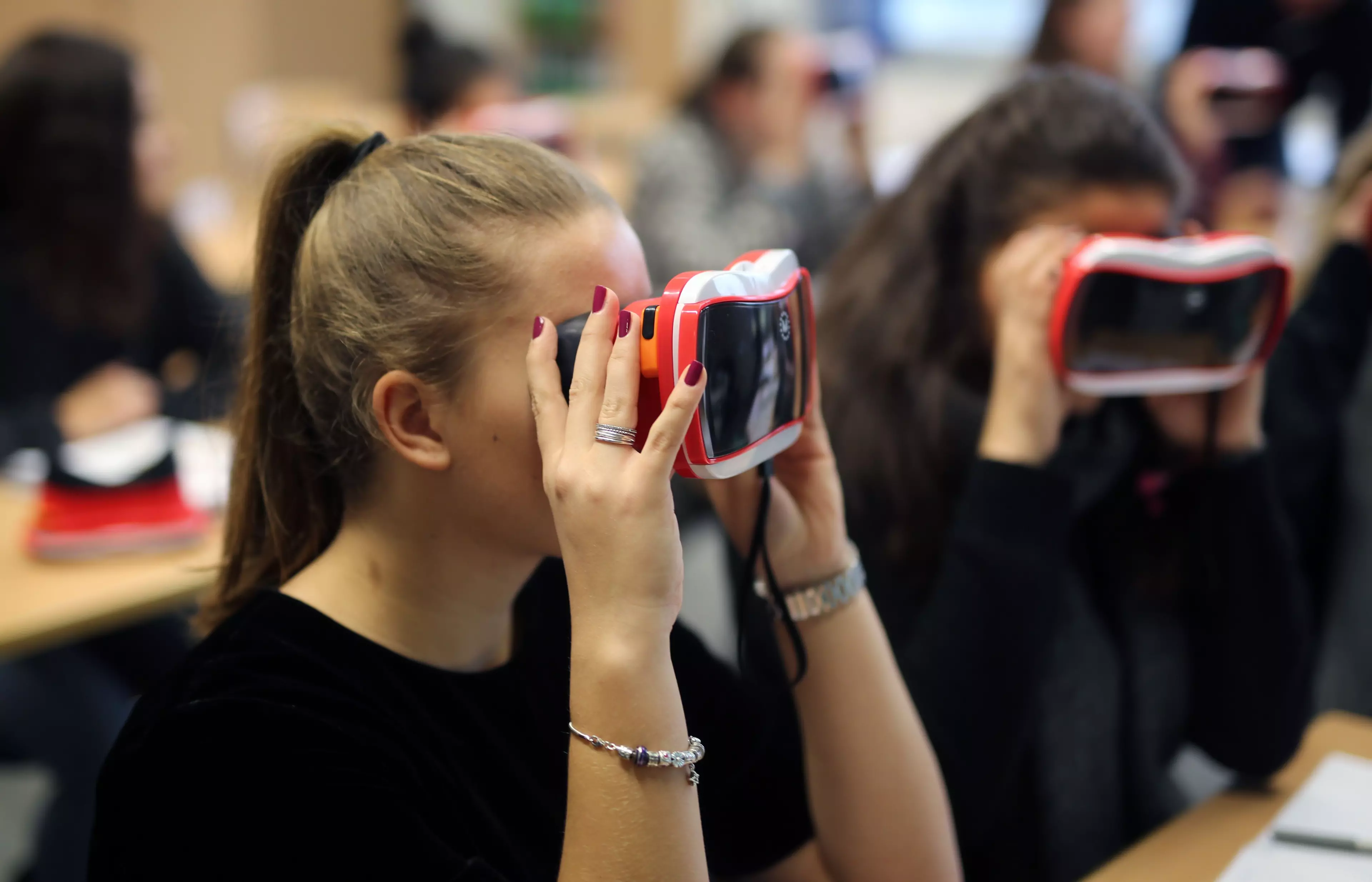 Mädchen mit VR-Brille