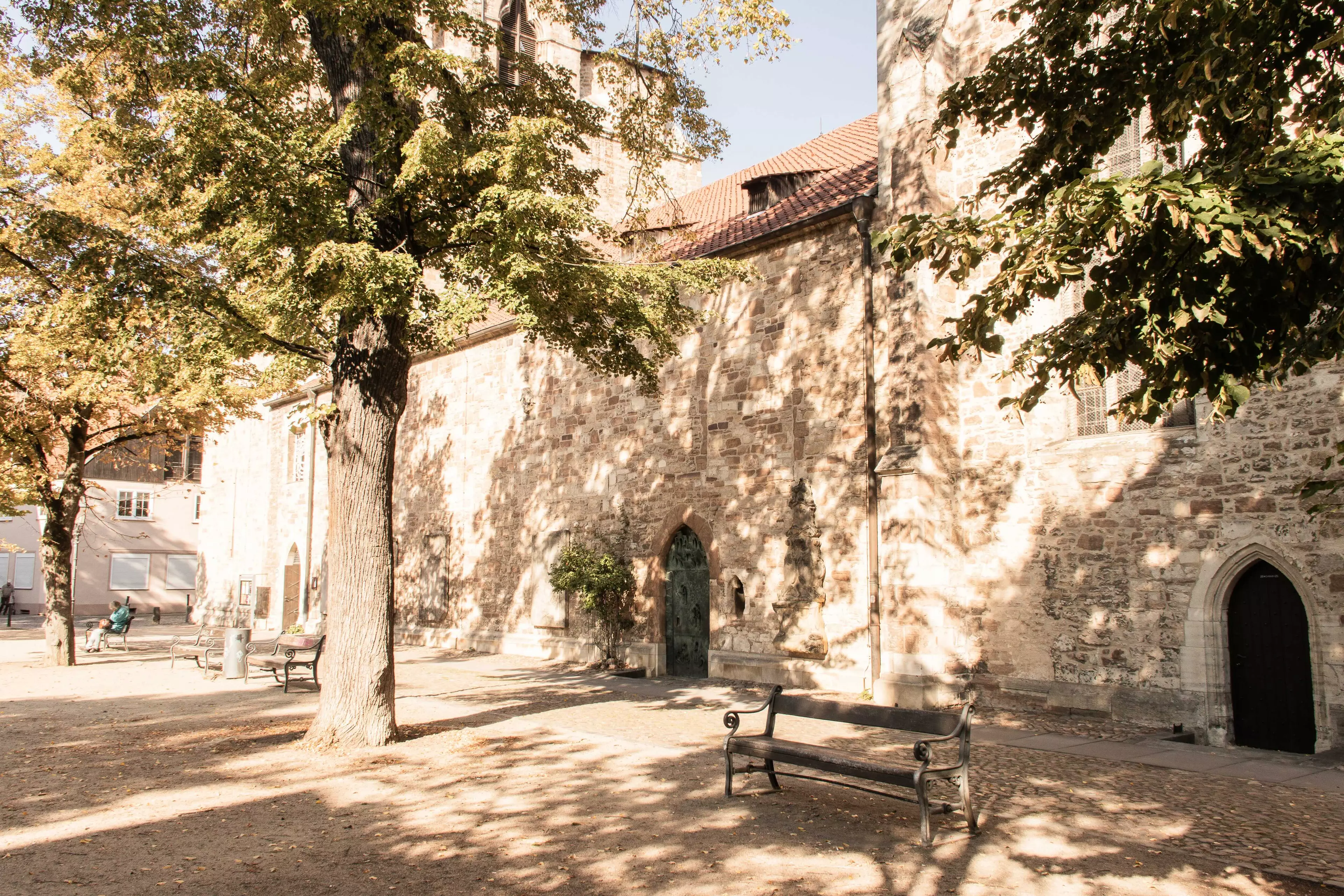 Die Magnikirche in Braunschweig getaucht in Strahlen der Herbstsonne.