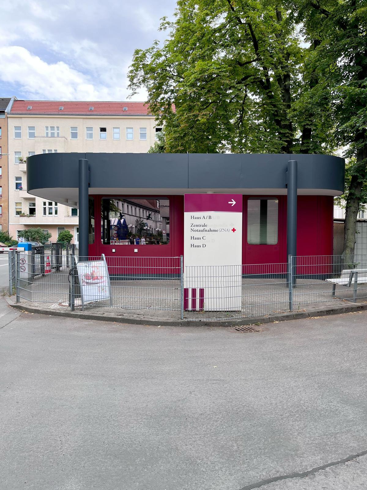 Eingang des Jüdischen Krankenhaus Berlin mit dem Schild "Zentrale Notaufnahme"