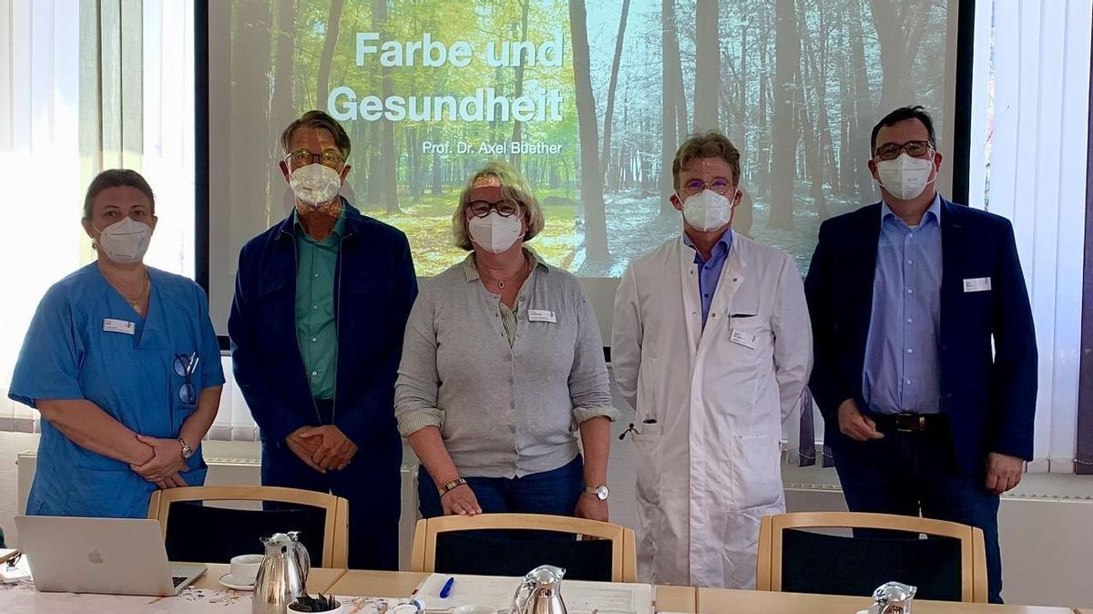 Professor Dr. Axel Buether (2.v.l.) gemeinsam mit (v.l.n.r.) Sanja Milic, Stationsleitung der Palliativstation, Projektleiterin Petra Heidkamp, Dr. Johann Meins und Geschäftsführer Dirk Beutin.