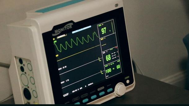 Ein EKG-Monitor zeigt den Herzschlag zur Dokumentation in der Notaufnahme des Klinikums Dortmund