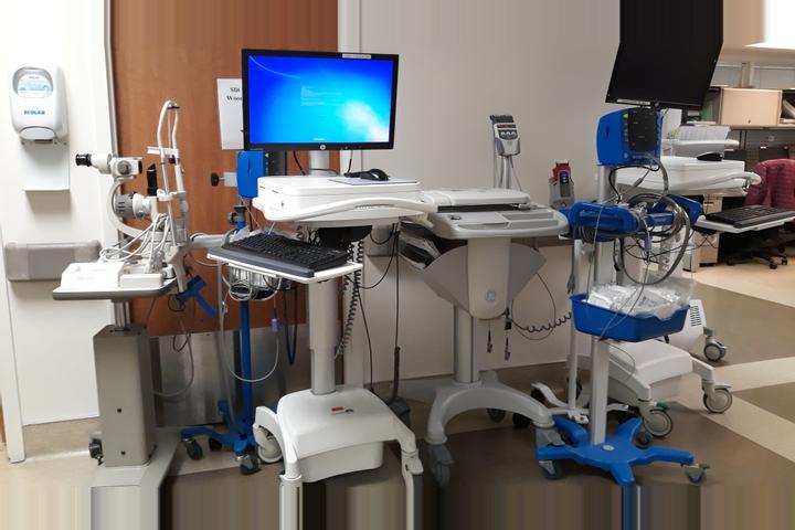 Mehrere medizinische Geräte, die für ein geriatrisches Screening notwendig sind