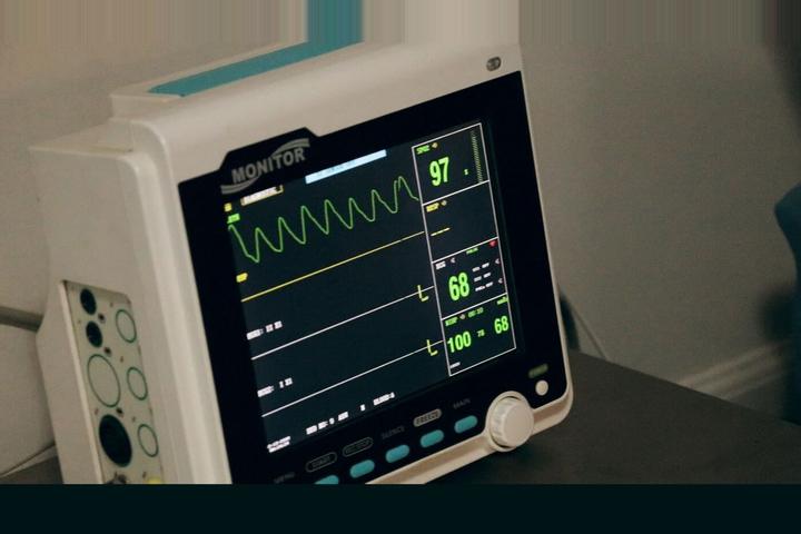 Ein EKG-Monitor zeigt den Herzschlag zur Dokumentation in der Notaufnahme des Klinikums Dortmund