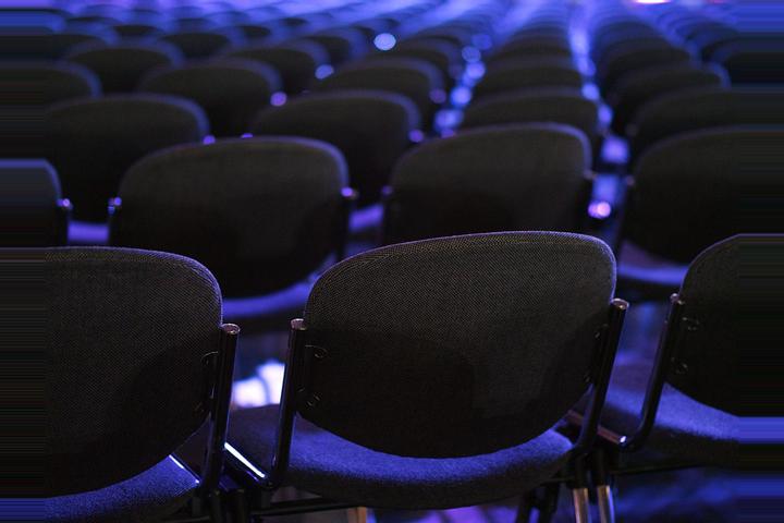 Veranstaltungssaal mit leeren Stühlen